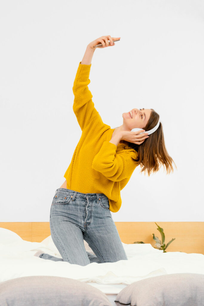 mujer alegre escuchando musica
